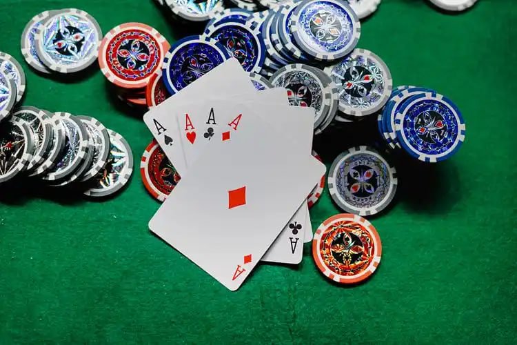 Dragon Tiger ကာဒ်ဂိမ်း Live Dealer ဖြင့် ကစားနေသောမြင်ကွင်း